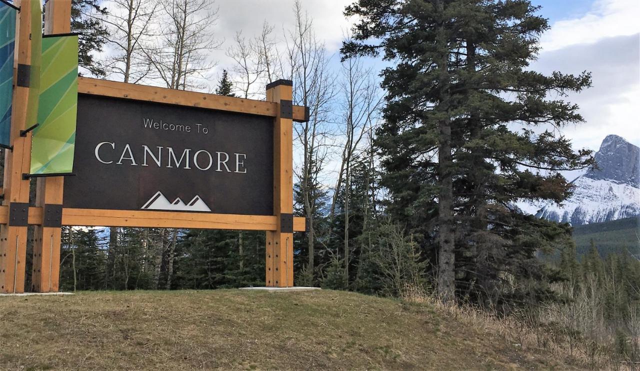Suites With Pool & Hot Tubs Managed By Little Sister Getaways Canmore Exterior photo