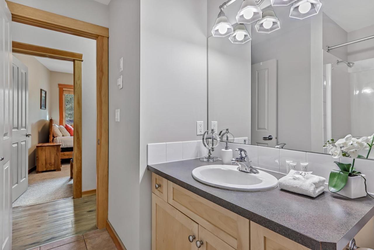 Suites With Pool & Hot Tubs Managed By Little Sister Getaways Canmore Exterior photo