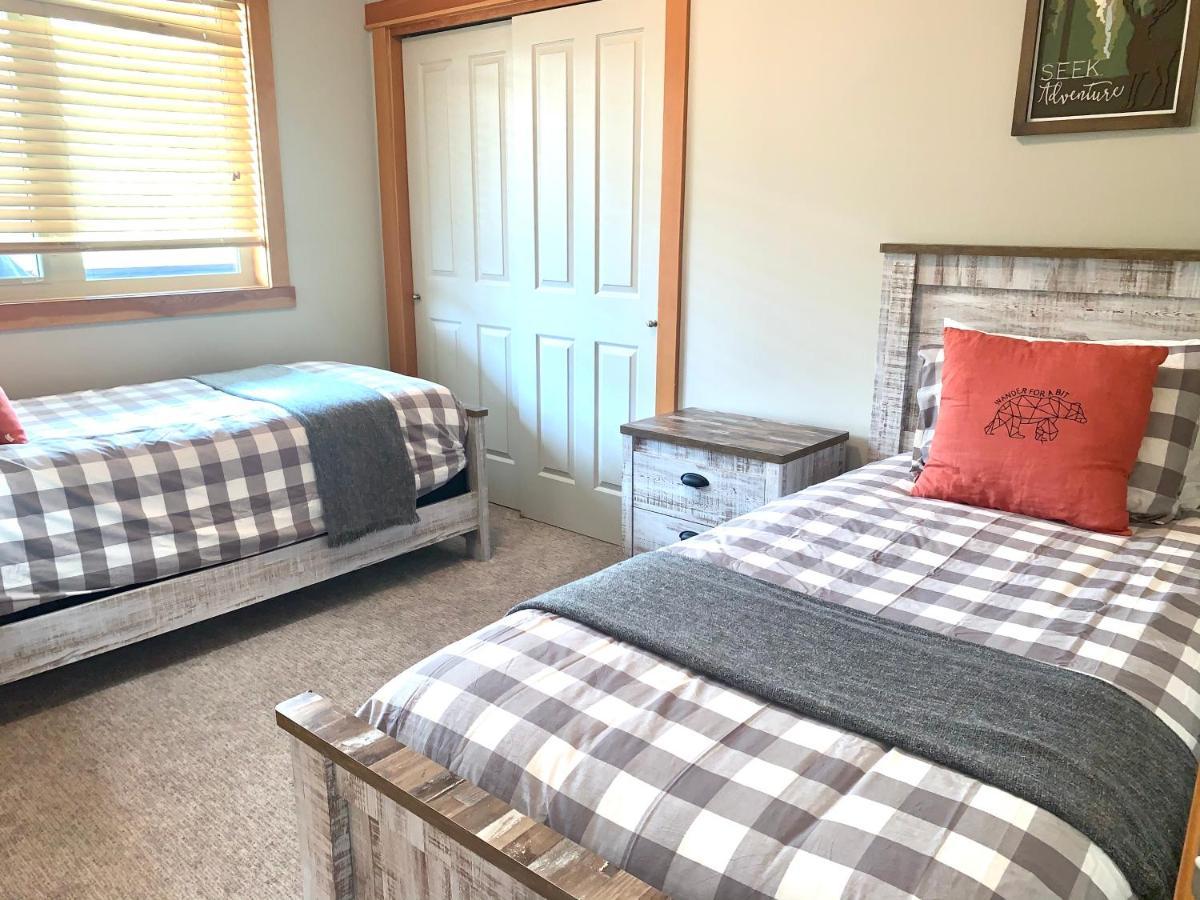 Suites With Pool & Hot Tubs Managed By Little Sister Getaways Canmore Exterior photo