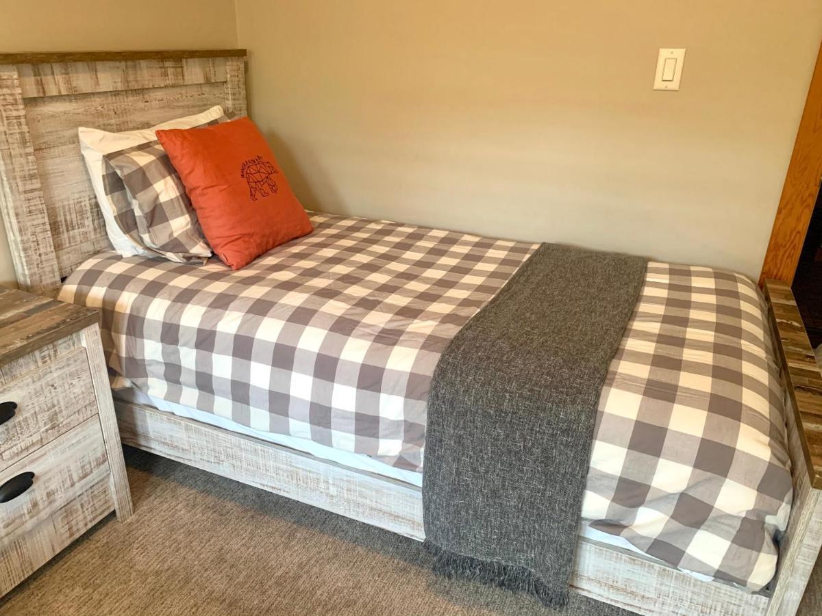 Suites With Pool & Hot Tubs Managed By Little Sister Getaways Canmore Exterior photo